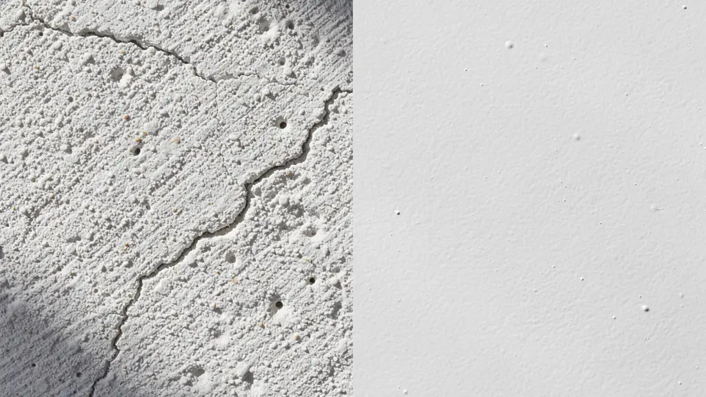 Detalle macro de dos tipos de pintura aplicada en pared mostrando texturas diferentes