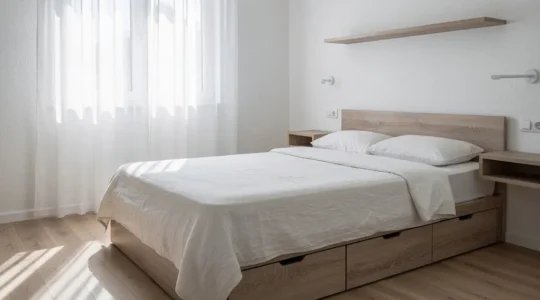 Habitación pequeña de 10m² con distribución inteligente y aprovechamiento de espacio vertical