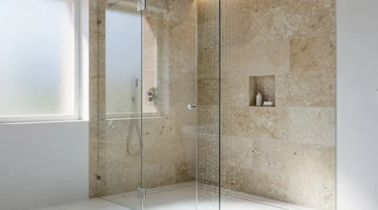 Baño moderno con mampara de ducha de cristal templado sin perfil inferior