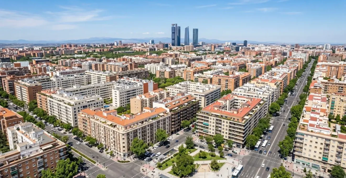 Vista aérea de Madrid mostrando edificios residenciales modernos con luz natural diurna y arquitectura urbana española contemporánea