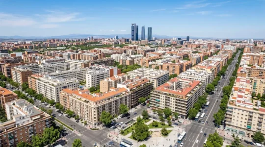 Vista aérea de Madrid mostrando edificios residenciales modernos con luz natural diurna y arquitectura urbana española contemporánea